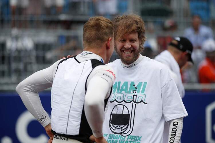 Sebastian Vettel กล่าวว่าสภาพอากาศทำให้เขาสงสัยว่าการแข่งรถใน F1 เป็นสิ่งที่ควรทำหรือไม่